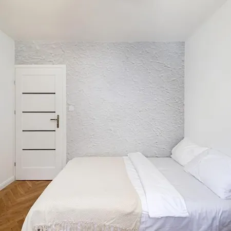 Ecru Spacious 2 Bedroom Family Wwa68